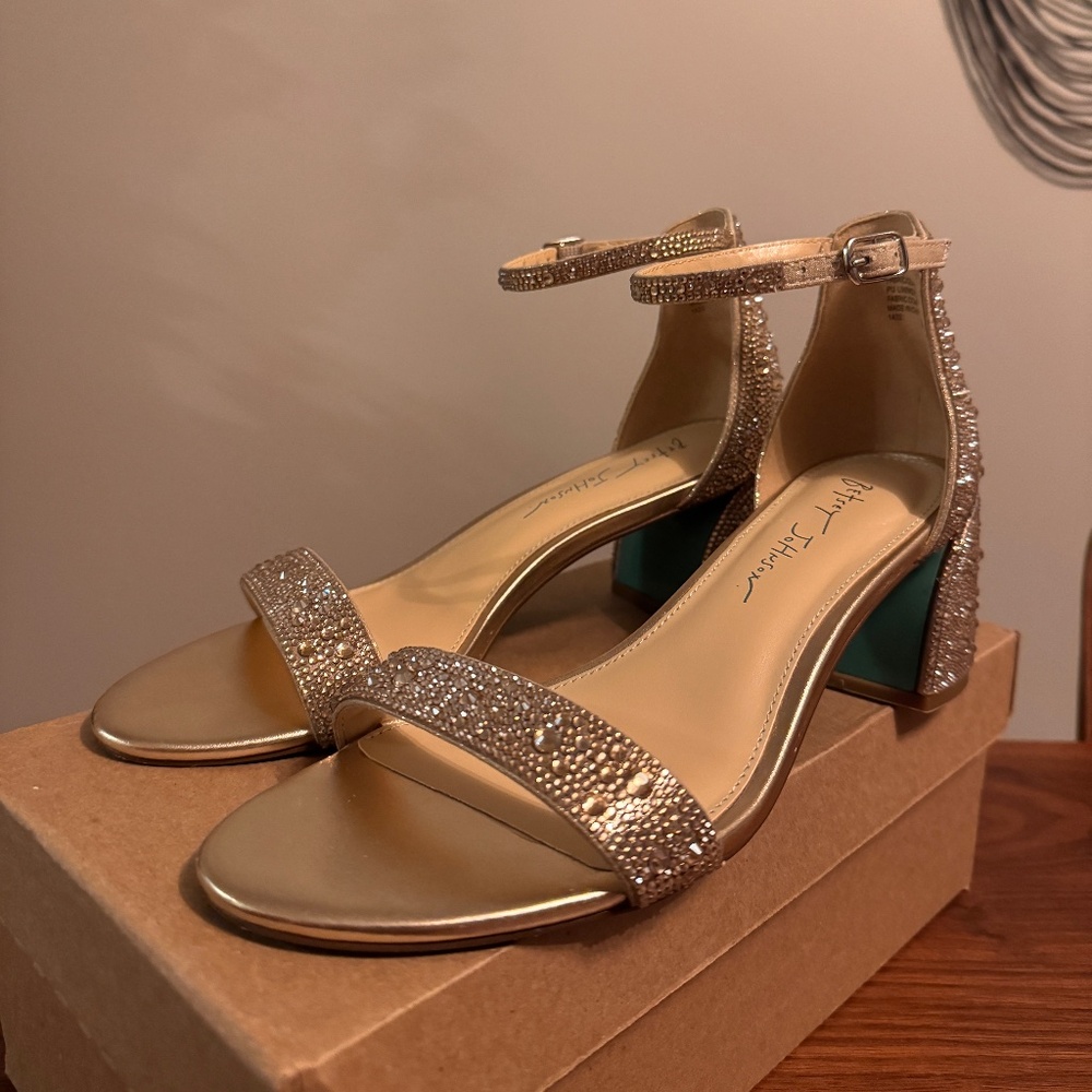 Betsey Johnson Shaye Sandal 8M (WORN ONCE!)